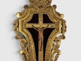 une image représentant une croix en or accrochée à un mur