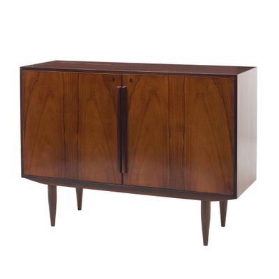 Le buffet est en bois et comporte deux portes de chaque côté.