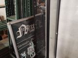 une vitrine en verre dans le coin d'une pièce