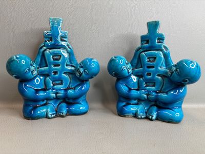 deux figurines en céramique bleue représentant un homme et une femme