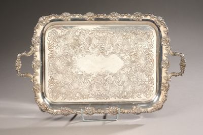 plateau rectangulaire en argent, orné d'un motif décoratif et muni de poignées