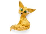 une broche en forme de renard en or 18 carats, sertie d'émeraudes et de diamants