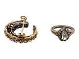 On voit deux bagues : l'une sertie d'un diamant et l'autre en or.