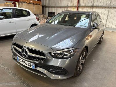 La Mercedes CLA est garée dans un garage à côté d'une voiture blanche