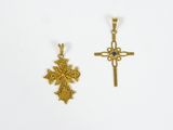 deux croix en or et un pendentif en forme de croix sur fond blanc
