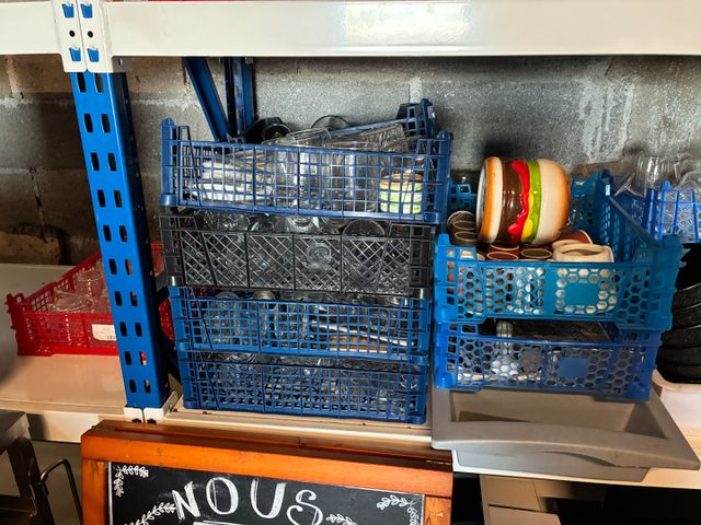 Lot de vaisselles, couverts et verres pour une capacité 20 person...