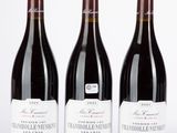 trois bouteilles de vin sont alignées sur une surface blanche