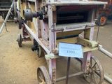 un petit chariot avec une pancarte dessus, dans une cour