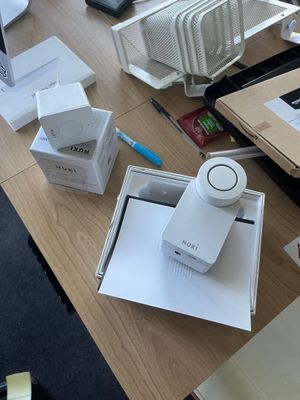 un bureau sur lequel se trouvent un ordinateur portable, un écran, une souris et d'autres objets