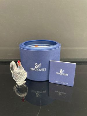 un bac bleu avec une figurine de cygne blanc à côté