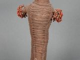 statue d'un homme portant un chapeau et dont les bras sont enroulés de fil