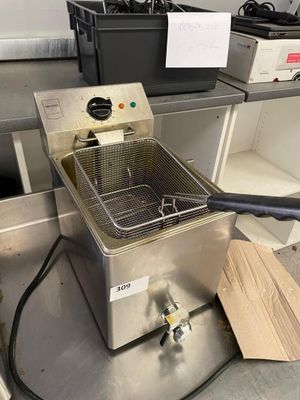 une friteuse posée sur un plan de travail dans une cuisine
