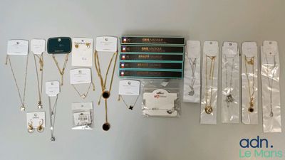 de nombreux colliers accrochés au mur, avec des étiquettes attachées à chacun d'entre eux