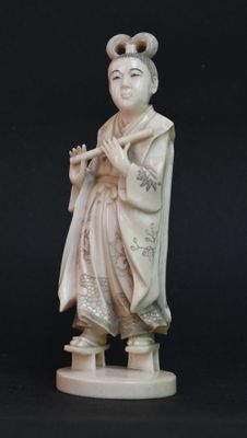 statue d'un homme tenant une flûte à la main, sur fond noir