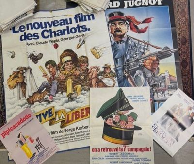de nombreuses affiches de cinéma accrochées au mur d'une pièce
