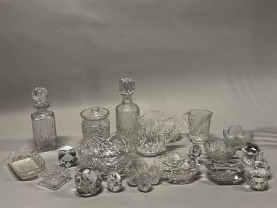 un grand nombre d'objets en verre posés sur une table