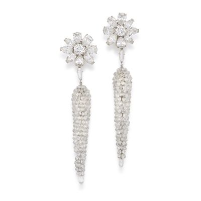 une paire de boucles d'oreilles en diamant et or blanc