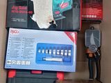 une boîte remplie d'outils variés qui se trouvent dans la boîte