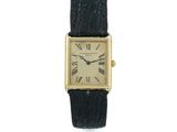 une photo d'une montre-bracelet plaquée or avec des chiffres romains