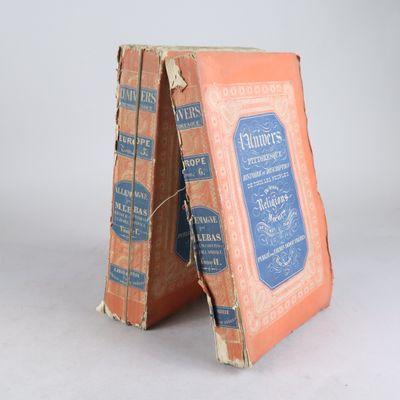deux vieux livres sont empilés sur une table