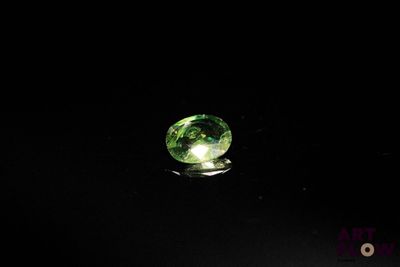 une image montrant un gros plan d'une pierre précieuse verte