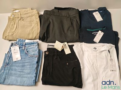 de nombreux vêtements pour hommes exposés sur une table