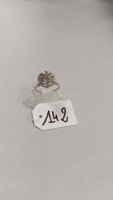 gros plan d'une bague sur une table avec une étiquette de prix