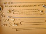 une boîte contenant de nombreux types de colliers et de bracelets