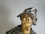 statue en bronze représentant un homme coiffé d'un chapeau
