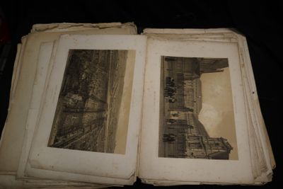 une vieille photo montrant quelques vieux livres posés sur une table