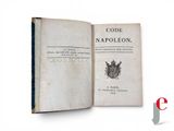 un livre ouvert sur lequel figure l'image d'un blason et un blason