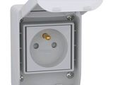 une prise électrique blanche munie d'un bouton jaune