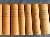 six livres sont empilés sur une table