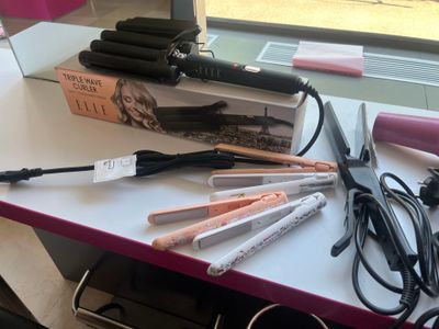 de nombreux types de brosses à cheveux posés sur une table