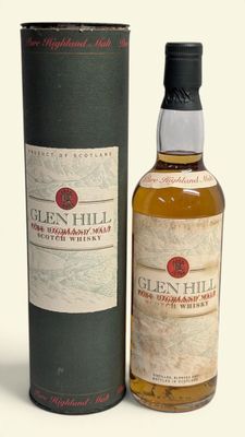 La bouteille de Glen Hill se trouve à côté d'une caisse de whisky