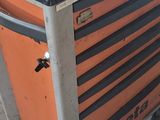 une boîte à outils orange posée sur une table