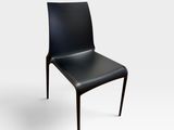 une image représentant un fauteuil en cuir noir sur fond blanc