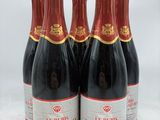 quatre bouteilles de vin rouge posées sur une table