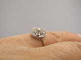une image représentant la main d'une femme tenant une bague en diamant