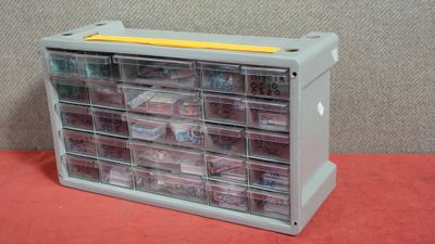 une photo d'un meuble de rangement en plastique contenant de nombreux objets
