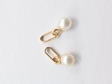 une paire de boucles d'oreilles en perles sur fond blanc