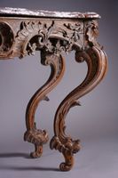 Console en chêne à riche décor sculpté et ajouré. (photo 3)
