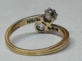une bague en or surmontée d'un diamant