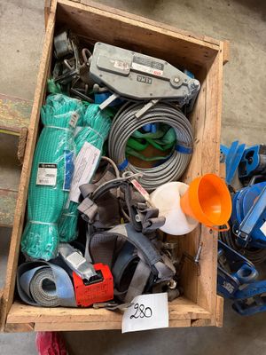 une boîte remplie d'objets divers posée par terre
