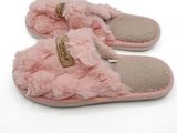 les chaussons roses sont alignés, avec leur fourrure toute douce