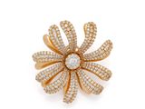 une bague en forme de fleur en or et diamants, signée Van Cleef