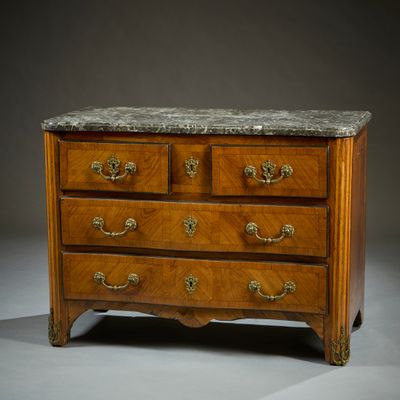 commode ancienne avec dessus en marbre et poignées en laiton