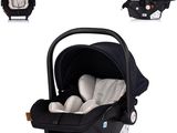 un siège auto pour bébé et un siège auto pour nourrisson