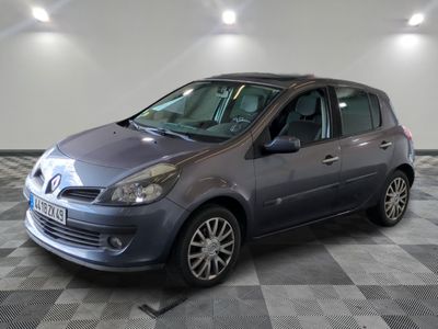 la photo d'une voiture grise garée dans un garage