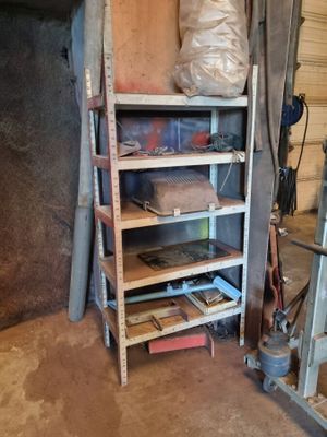 une étagère sur laquelle sont posés de nombreux outils